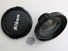 �P�~�ʂ̒��a��2cm�ł��B�����Y�L���b�v��72mm�ł�(�O��ɃL���b�v�͂��Ă��܂�)�B�z���̂��񂿂Ⴍ�i���[�P�[�X�j���t�����Ă��܂��B(E950�ŎB�e)